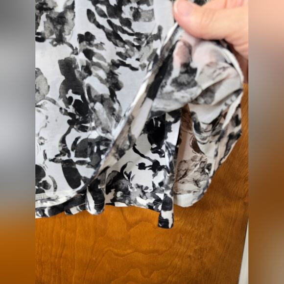 Simply Vera by Vera Wang Black White and Grey Short Sleeve Floral Vneck Blouse - Picture 4 of 7